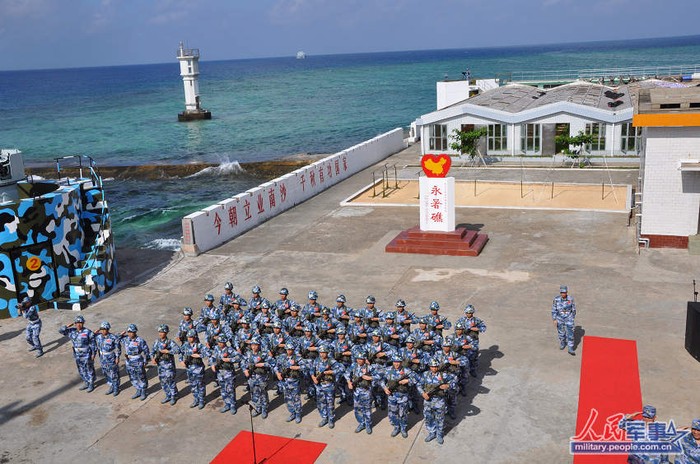 Lính Trung Quốc đồn trú trái phép trên Đá Chữ Thập chào cờ đầu tuần