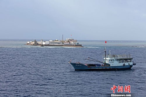 30 tàu cá Trung Quốc khi ra Trường Sa thăm dò và đánh bắt trái phép cũng tranh thủ rẽ qua Đá Chữ Thập cho các phóng viên đi cùng chụp ảnh tuyên truyền bóp méo về cái gọi là "chủ quyền Nam Sa"