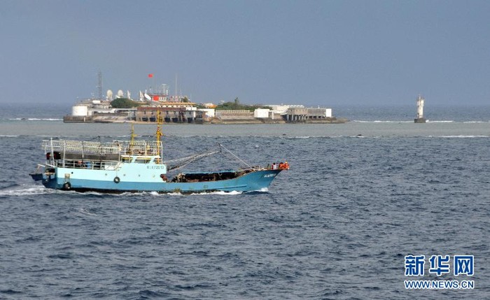 Tàu cá chở phóng viên Trung Quốc chụp ảnh căn cứ Đá Chữ Thập