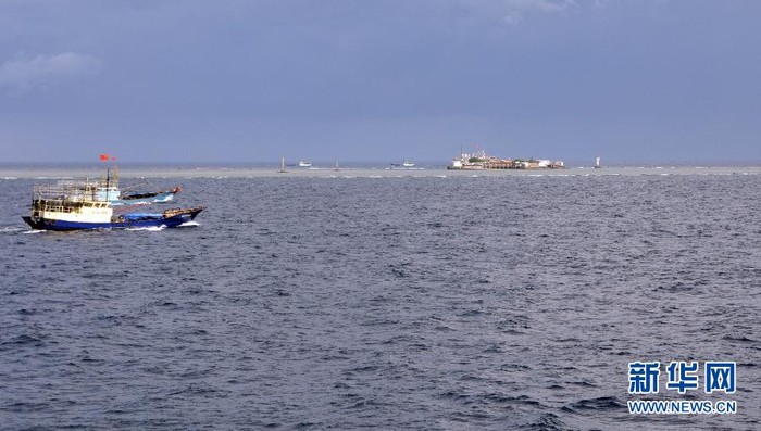 30 tàu cá Trung Quốc diễu qua Đá Chữ Thập
