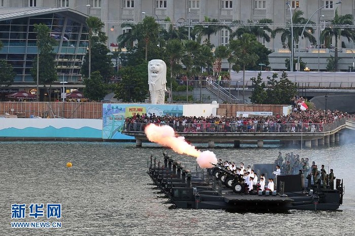 Đại diện lực lượng hải quân quốc đảo Singapore khai pháo mừng Quốc khánh