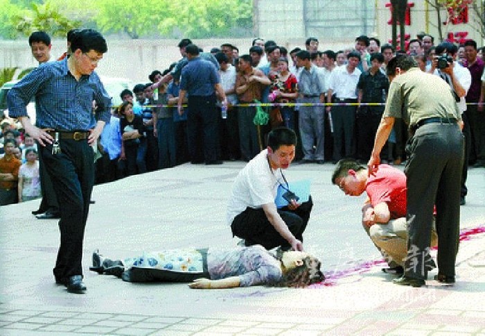 Chu Khắc Hoa bắn chết một nạn nhân trước cổng Ngân hàng Công thương Trung Quốc tại Trùng Khánh ngày 22/4/2004