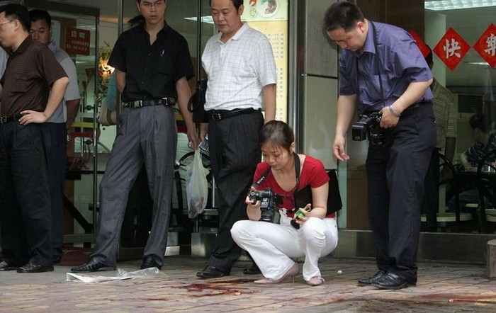Các phóng viên Trung Quốc tại hiện trường một vụ nổ súng giết người của Chu Khắc Hoa