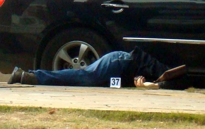 Chu Khắc Hoa nổ súng bắn chết một thanh niên 30 tuổi trước cổng chi nhánh Ngân hàng Nông nghiệp Trung Quốc năm 2009