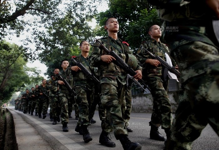 Hơn 1000 cảnh sát vũ trang Trùng Khánh được huy động bao vây ngọn núi trong 3 ngày, nơi được cho là chỗ tội phạm đang ẩn náu