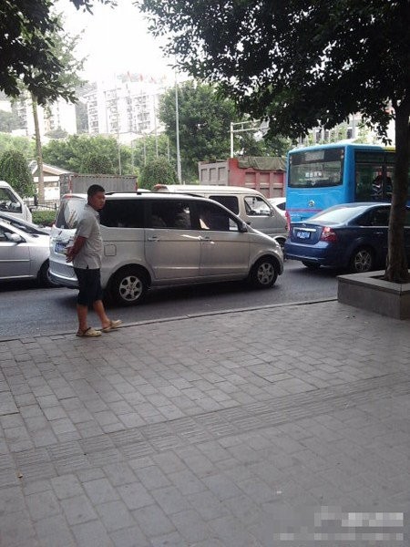 Tuyến đường chạy qua địa bàn cảnh sát Trung Quốc hạ Chu Khắc Hoa bị tắc nghẽn trong sáng nay