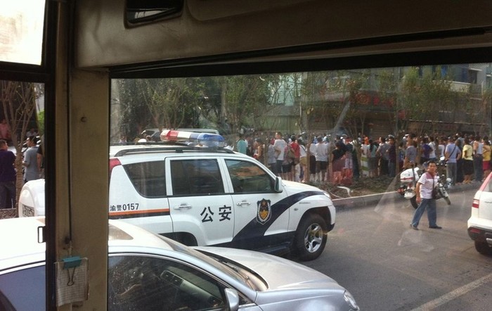 Xe cảnh sát phục sẵn 4 ngày qua ở gần nhà Chu Khắc Hoa