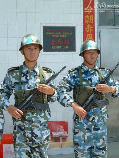 Lính Trung Quốc gác trước cửa nhà nổi trên Đá Gạc Ma, 3 tháng Trung Quốc đảo quân một lần