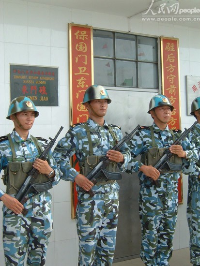 Lính Trung Quốc gác trên chốt Đá Tư Nghĩa, phía Trung Quốc gọi là hòn Đông Môn