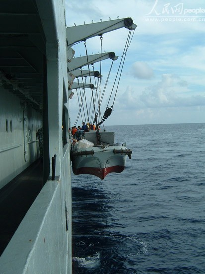 Tàu Trung Quốc dùng xuồng nhỏ chuyển hàng vào Đá Tư Nghĩa