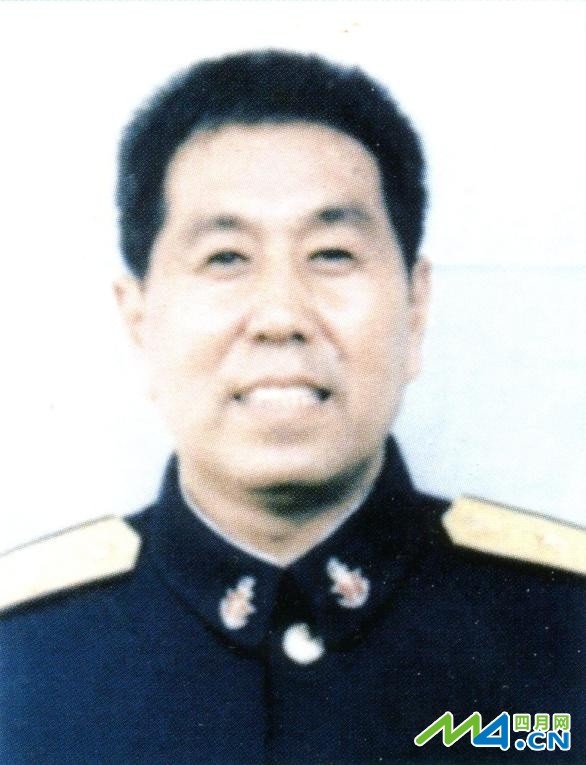 Dương Phúc Vinh, chỉ huy tàu 389 đánh chiếm Hoàng Sa 1974, sau này làm Phó tư lệnh căn cứ quân sự Du Lâm, lon thiếu tướng hải quân, đã nghỉ hưu