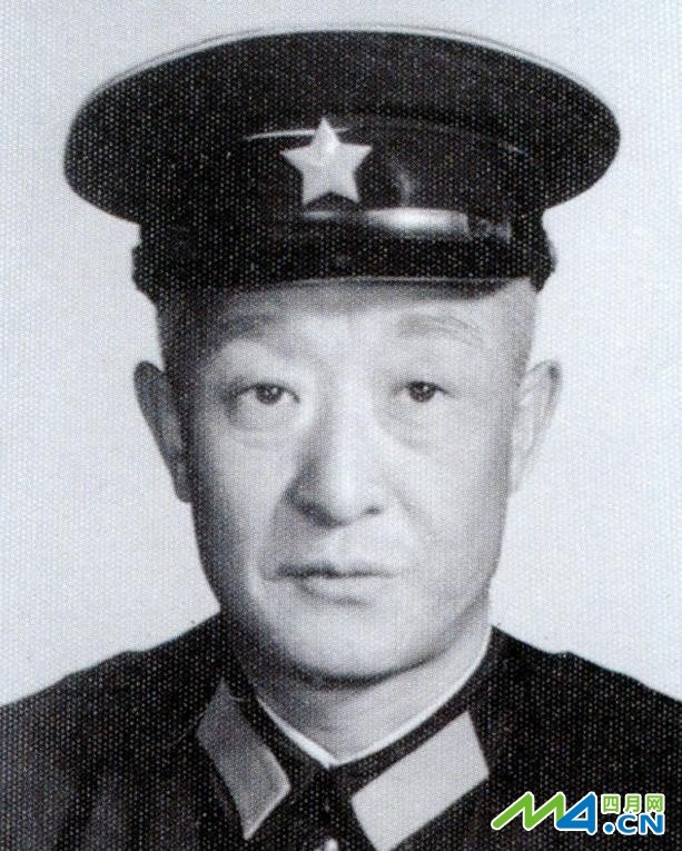 Vương Sùng Vân, chỉ huy tàu 271 đánh chiếm Hoàng Sa năm 1974, sau làm Phó chủ nhiệm chính trị căn cứ hải quân Quảng Châu, lon đại tá, đã nghỉ hưu