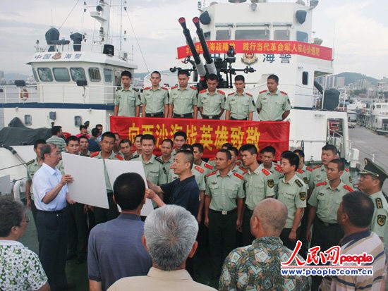 Vương Xương Thái và đồng bọn (áo trắng) tham gia tuyên truyền xuyên tạc về vấn đề Biển Đông, Hoàng Sa cho một đơn vị lực lượng vũ trang Trung Quốc tháng 5/2012 và được tờ Nhân dân nhật báo sử dụng để tuyên truyền sai sự thật