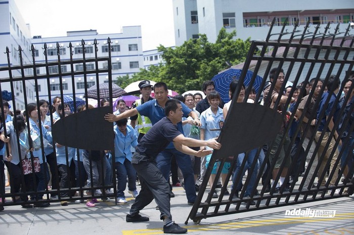 Hàng trăm công nhân khác đã đẩy đổ hàng rào bảo vệ