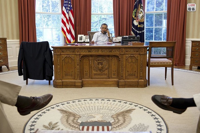 Trong lúc Tổng thống Obama nói chuyện điện thoại với Tổng thống Pháp ngày 23/7/2011, hai nhân viên của ông ngồi "vắt vẻo" chờ đợi