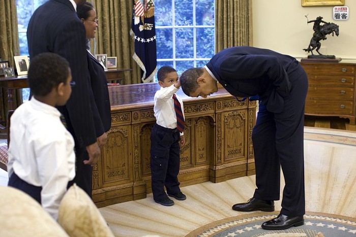 Một cậu bé muốn xem kiểu tóc của Tổng thống có giống mình không khi cậu được bố mẹ đưa tới Nhà Trắng chào từ biệt ông Obama khi hoàn thành công việc tại tòa Bạch Ốc