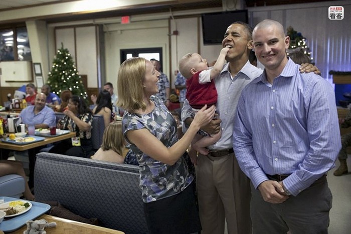 Chụp ảnh với gia đình sĩ quan hải quân Wagner trong kỳ nghỉ tại Hawaii 25/12/2011, trong khi anh chàng Wagner tạo dáng cười tươi chụp ảnh với Tổng thống, ông Obama còn mải đùa với cậu con trai của vợ chồng họ