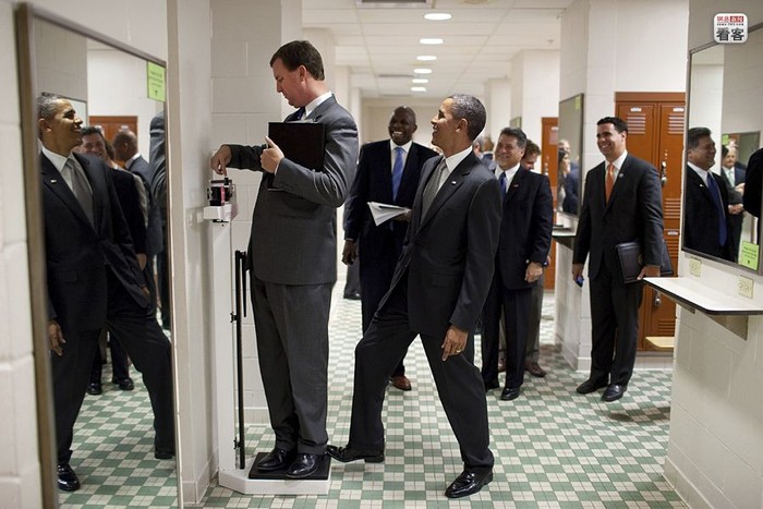 Giây phút hài hước, Tổng thống Obama trêu 1 nhân viên khi anh này thử đo cân nặng của mình ngoài hành lang 1 trường đại học