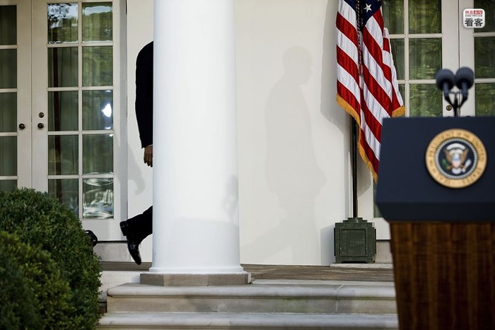 Không thấy hết người, chỉ nhìn rõ bóng khi ông Obama bước ra bục phát biểu