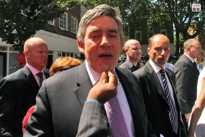 2/6/2009, Thủ tướng Anh Gordon Brown bị một người biểu tình véo cằm