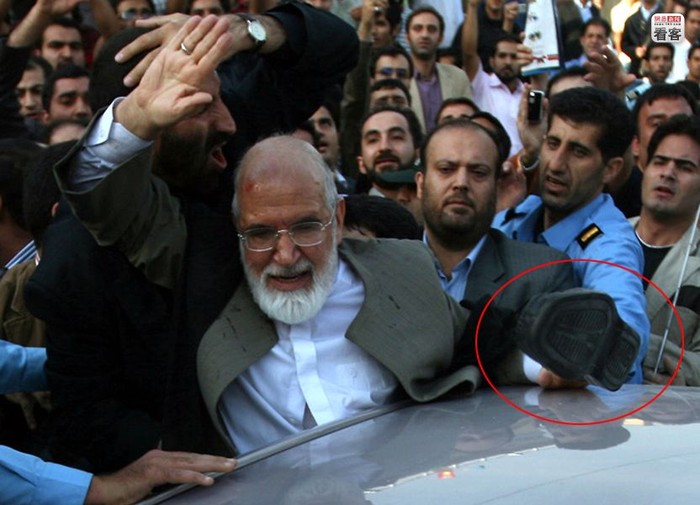 Ngày 23/10/2009, trong khi tham dự Triển lãm Thông tấn - truyền thông quốc tế Iran lần thứ 16, ứng viên thất bại trong cuộc tranh cử Tổng thống của phe cải cách tại Iran ông Karroubi bị ném giầy rách trán