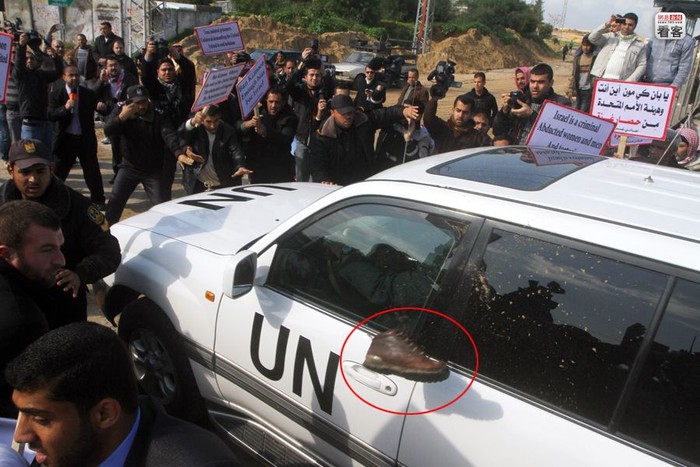 Ngày 2/2/2012 Tổng thư ký Liên Hợp Quốc Ban Ki-moon khi đến dải Gaza đã bị những người biểu tình Palestin chào đón bằng màn ném giầy, cát, gạch đá vì ông từ chối tiếp xúc với họ