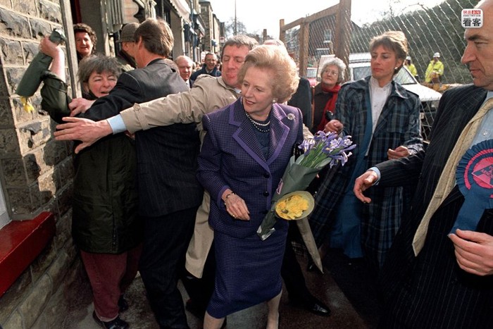 Thủ tướng Anh Margaret Thatcher bị một phụ nữ ôm hoa tấn công ngày 23/3/1992