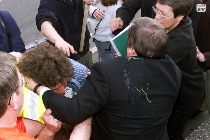 Phó thủ tướng Anh John Prescott bị ném trứng thối khi đi vận động tranh cử tại North Wales ngày 16/5/2001