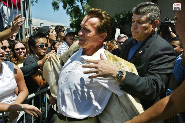 Arnold Schwarzenegger, ngôi sao phim hành động Mỹ khi diễn thuyết tranh cử tại bãi biển Long Beach, California bị ném trứng thối vào áo ngày 3/9/2003