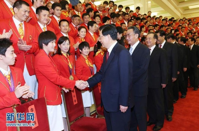 Ông Hồ Cẩm Đào dẫn đầu đoàn Thường vụ Bộ chính trị ĐCS Trung Quốc tiến vào hội trường lễ mừng công đoàn thể thao Trung Quốc dự Olympich London 2012