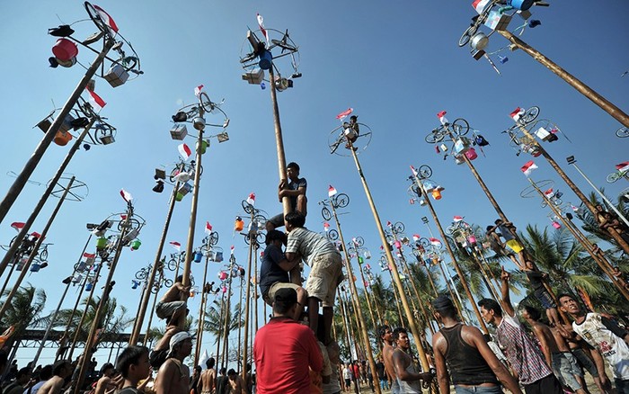 Leo cột giật cờ là một trong những hoạt động thu hút đông người dân Indonesia tham gia nhất trong ngày lễ Quốc khánh