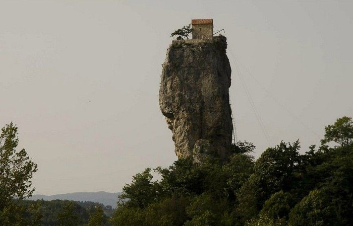 Ngôi tu viện hơn 1200 năm lịch sử trên trụ đá Katskhi là nơi tu hành của cha Maxime