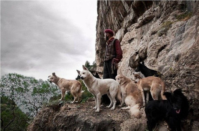Gianni và người bạn đời Valy Myers ẩn dật ở một hang đá trên vách núi bờ biển Ý hơn 30 năm, sau khi Valy Myers qua đời, ông vẫn sống cùng bầy chó ở hang núi