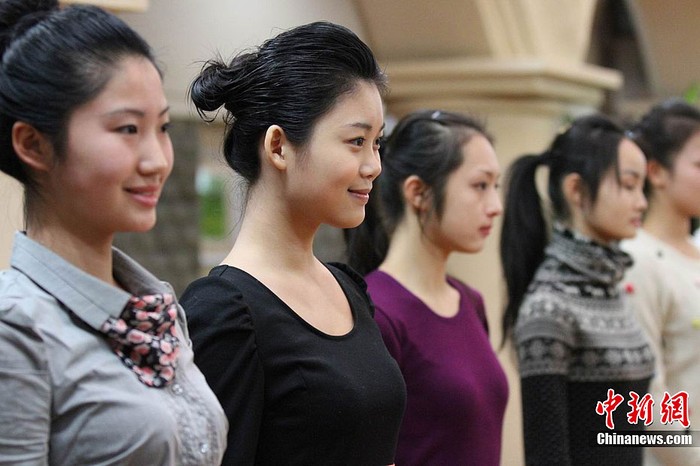 Nghề nữ tiếp viên hàng không đang thu hút rất nhiều các cô gái trẻ thế hệ "9x" ở Trung Quốc
