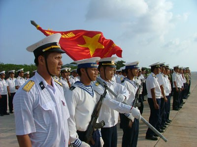 Cán bộ, chiến sỹ Hải quân Nhân dân Việt Nam đang ngày đêm canh giữ biển trời của Tổ Quốc ngoài quần đảo Trường Sa (ảnh: Vnexpress)