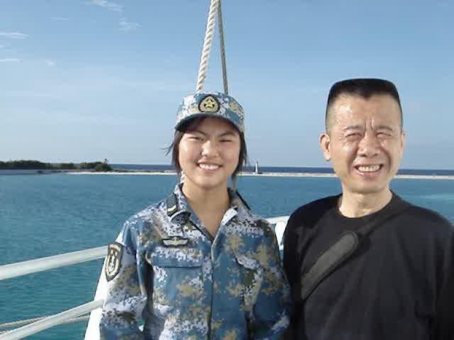 Vương Xương Thái chụp ảnh với một lính nữ hải quân Trung Quốc
