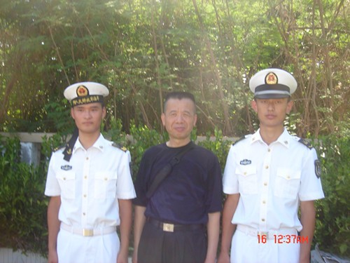 Vương Xương Thái chụp ảnh cùng lính hải quân Trung Quốc đồn trú trái phép tại Hoàng Sa