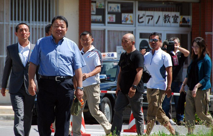 10 người Nhật Bản đổ bộ lên Senkaku gặp cảnh sát Nhật Bản ngày hôm qua 20/8, ai cũng tươi cười