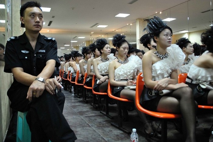 Gần 300 nhân viên, chủ yếu là các "chân dài" phục vụ trong quán karaoke tại Ôn Lĩnh, Chiết Giang tham gia huấn luyện phòng cháy chữa cháy