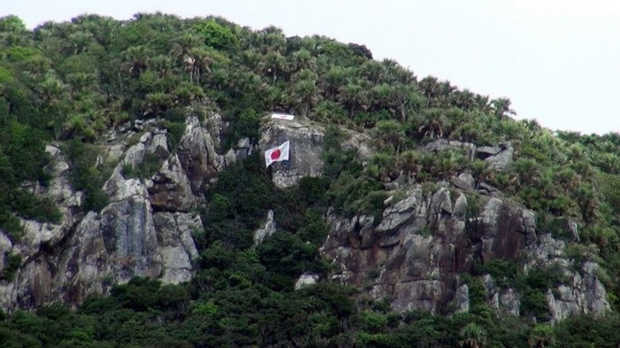 Quốc kỳ Nhật Bản được treo trên vách đá đảo Senkaku