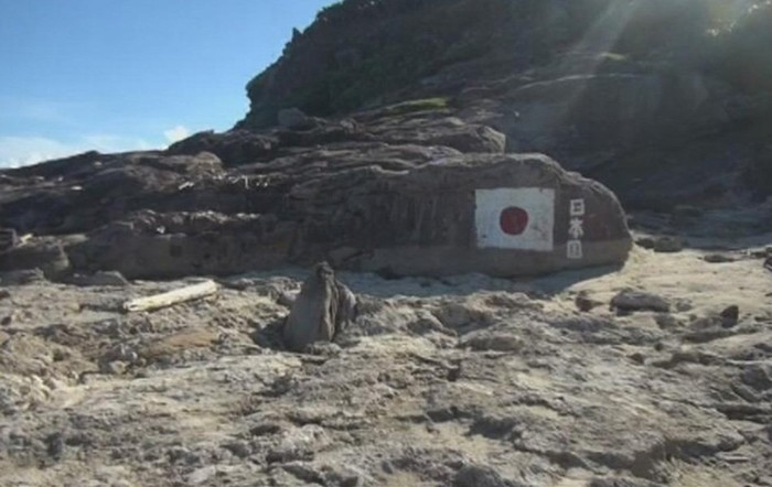 Quốc kỳ Nhật Bản in trên phiến đá