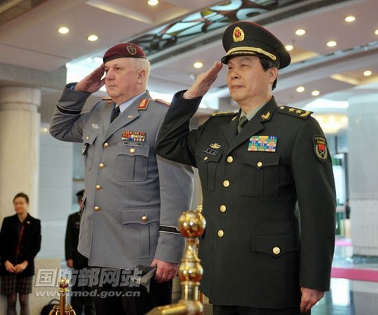 Không có nhiều thông tin, hình ảnh nào về chuyến công cán lần này của quan chức quân đội Trung Quốc sang Mỹ. HÌnh ảnh mới nhất của ông Sái Anh Đĩnh trên Website Bộ Quốc phòng Trung Quốc khi tiếp Giám sát Lục quân Đức thăm Trung Quốc
