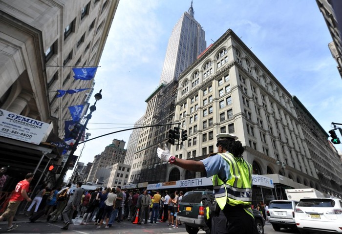 Cảnh sát duy trì trật tự giao thông trước tòa nhà Empire State