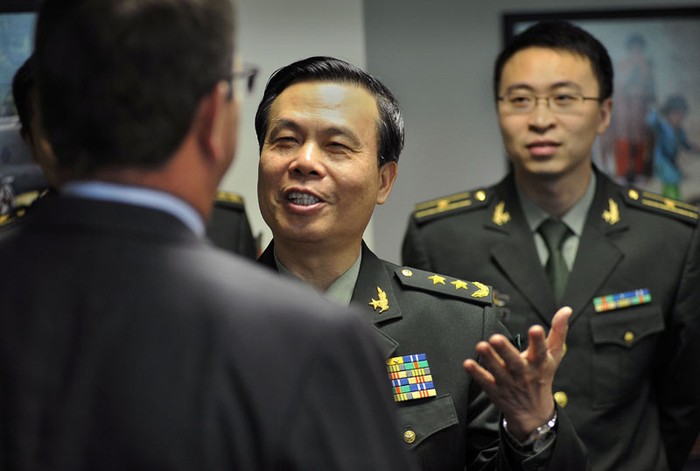 Tướng Trung Quốc giải thích điều gì đó với quan chức nước chủ nhà
