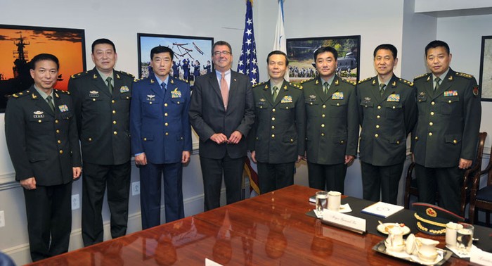 Thứ trưởng Bộ Quốc phòng Mỹ chụp hình lưu niệm với đoàn đại biểu quân sự Trung Quốc