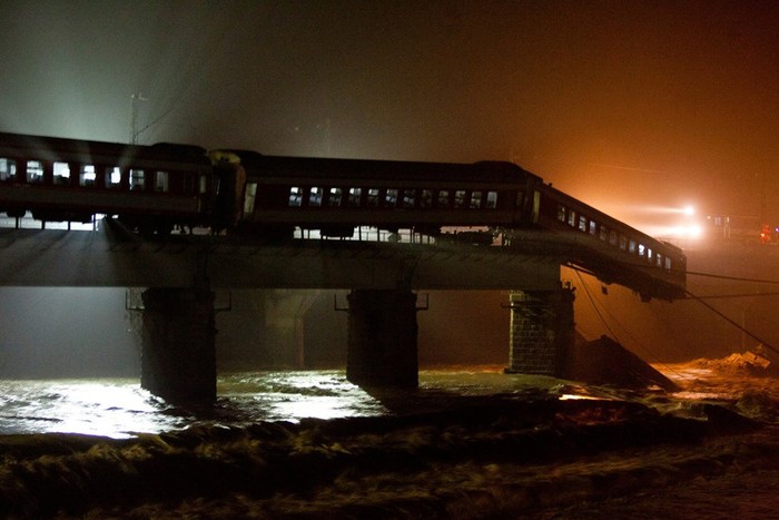 Cầu đường sắt Thạch Đình qua sông bất ngờ bị sập khi một chiếc tàu hỏa đang chạy qua ngày 19/8/2010