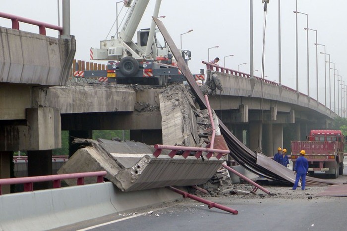 Cầu Tam Kiều, Hàng Châu, Chiết Giang bất ngờ bị sập một bên nhịp sáng sớm 15/7/2011