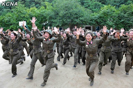 Nữ quân nhân Bắc Triều Tiên ùa ra chào đón ông Kim Jong-un