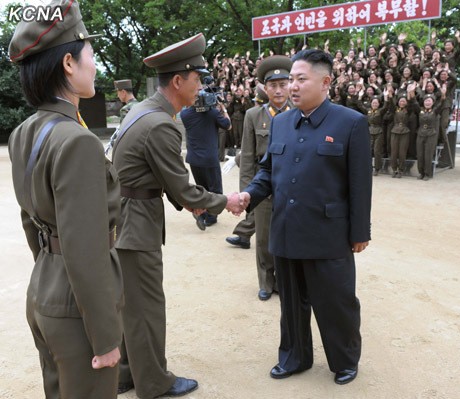 Ông Kim Jong-un thăm hỏi sĩ quan, chiến sĩ Đại đội Cây Hồng