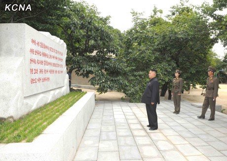 Ông Kim Jong-un trước bức phù điêu Đại đội Cây Hồng